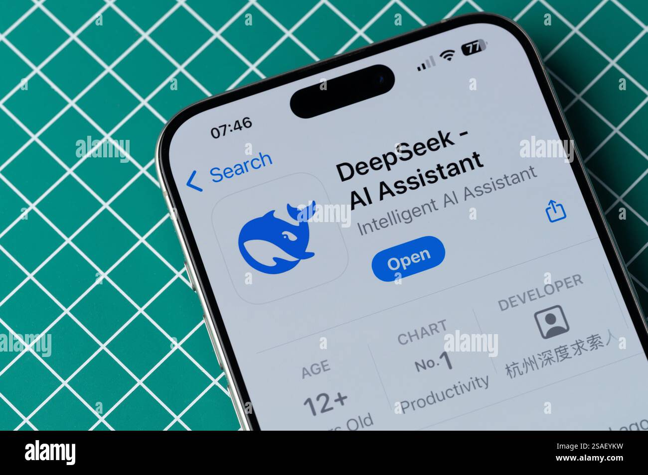 New York, Stati Uniti d'America - 28 gennaio 2025: DeepSeek ai Assistant su appstore sullo schermo dello smartphone Vista ravvicinata Foto Stock