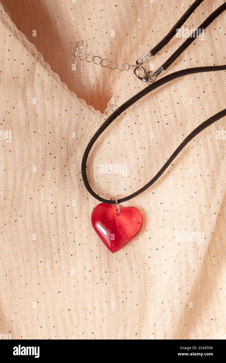 Con tessuto e collana in mesh rosa Waves. Estetica retrò. Può essere utilizzato come sfondo per matrimoni. Elegante design dello sfondo Foto Stock