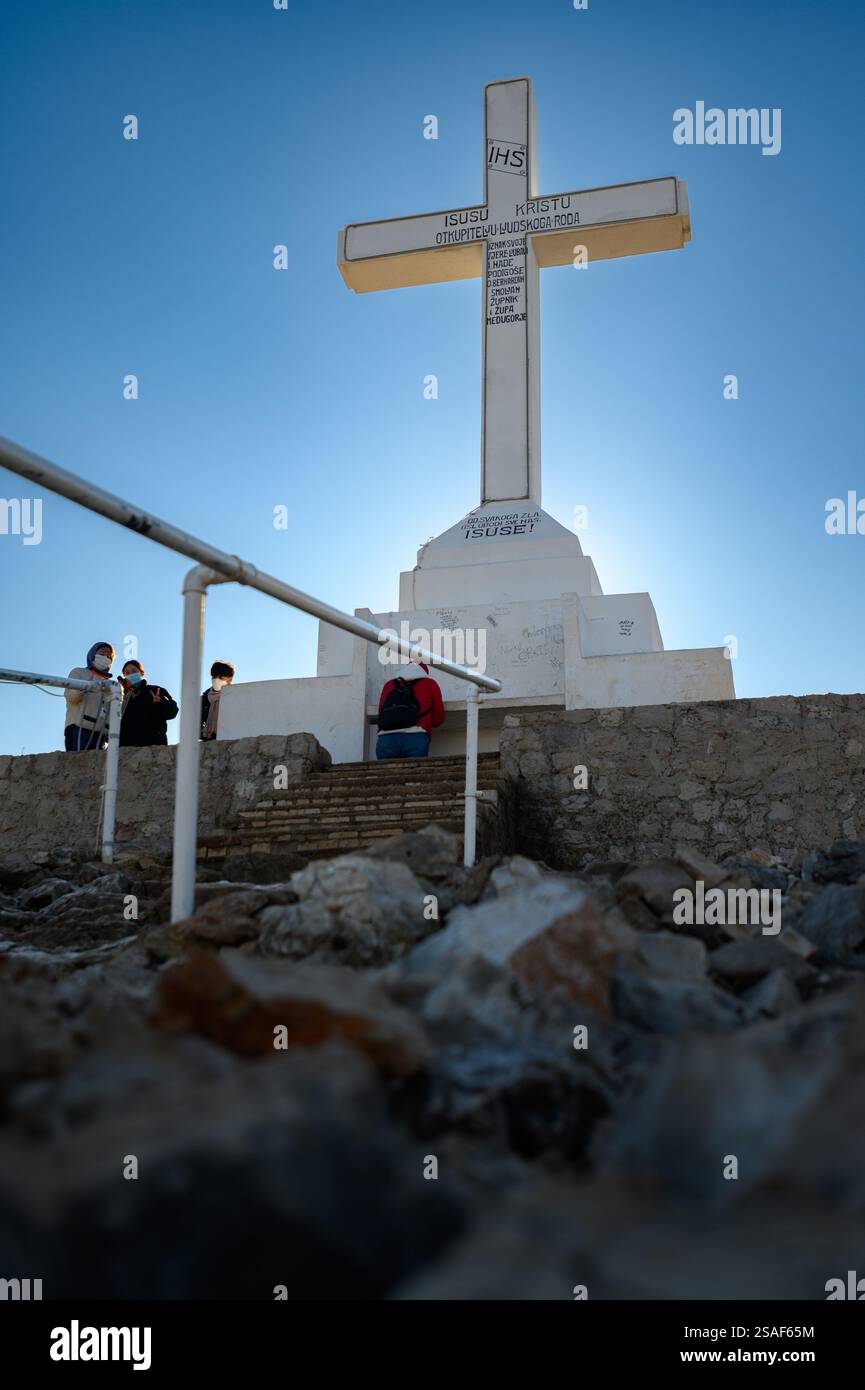 Croce bianca sulla cima del monte Križevac (la montagna della Croce) a Medjugorje. Foto Stock