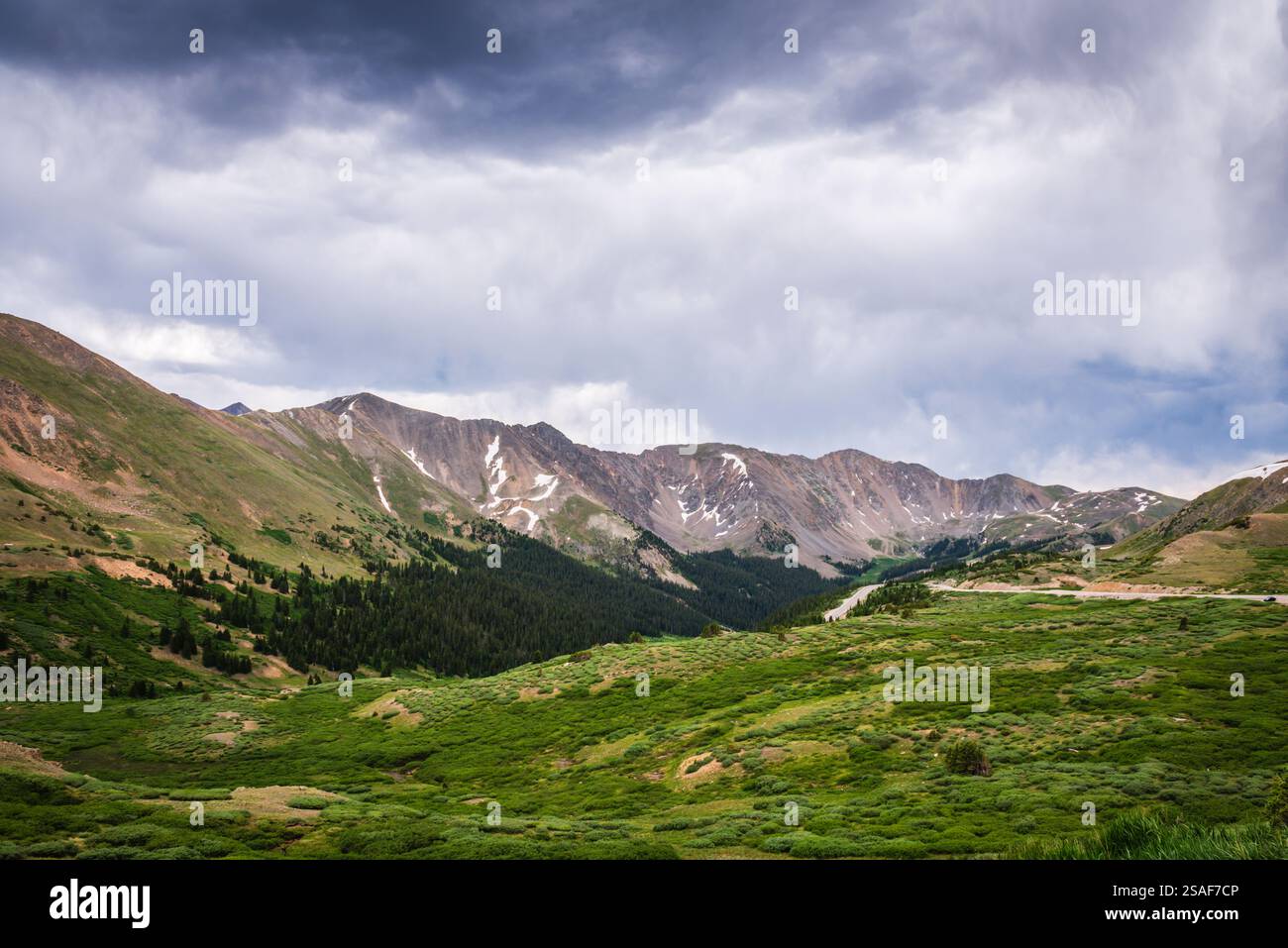 Il Loveland Pass è un alto passo montano nel Colorado centro-settentrionale, a un'altitudine di 11.990 metri sul livello del mare nelle Montagne Rocciose del West Foto Stock