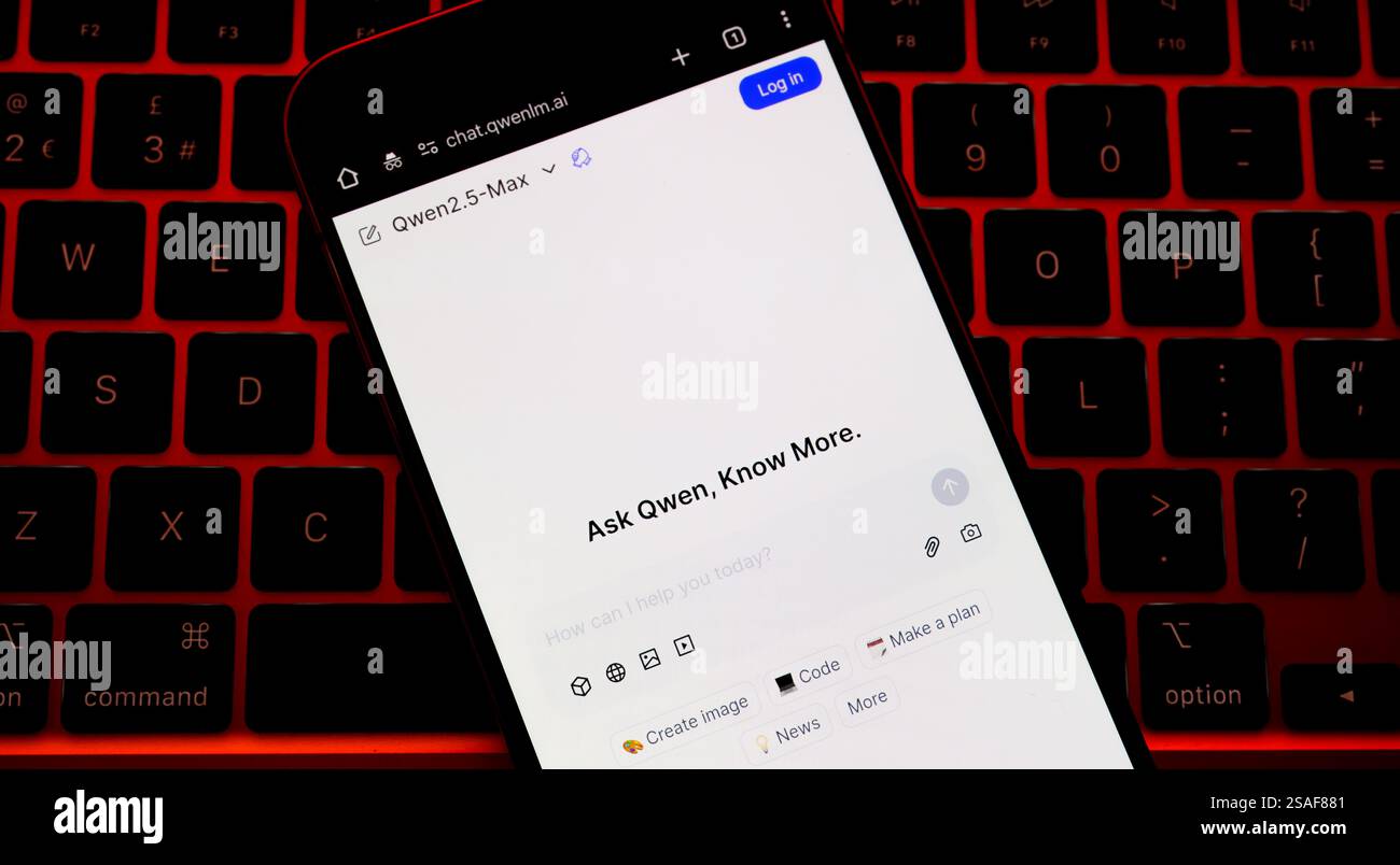 L'interfaccia Qwen ai di Alibaba visualizzata sullo schermo dello smartphone posizionato sulla tastiera è illuminata in rosso. Concetto. Stafford, Regno Unito, 29 gennaio 2025 Foto Stock