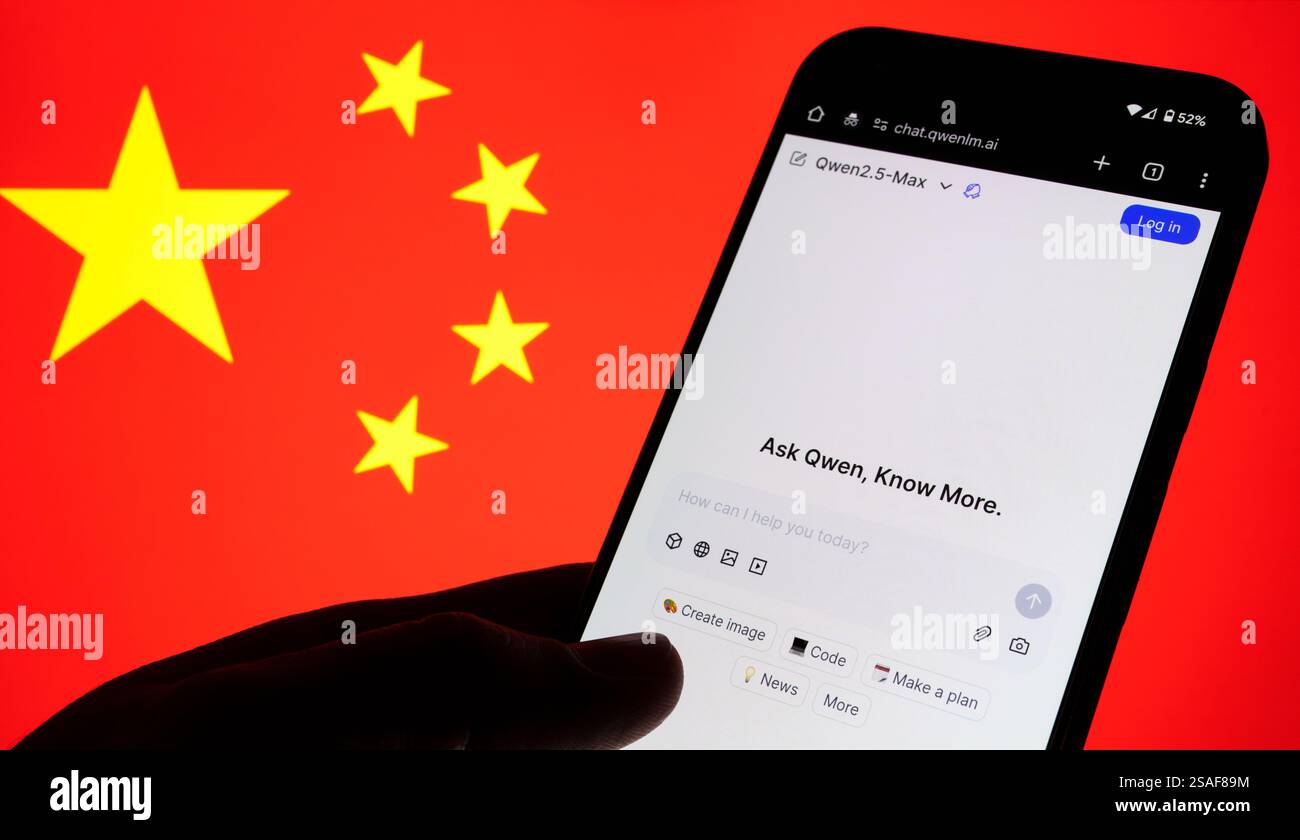 Interfaccia Qwen ai visualizzata sullo schermo dello smartphone e sfocata bandiera della Cina sullo sfondo. Nuovo modello di intelligenza artificiale di Alibaba. Stafford, Regno Unito, 29 gennaio, 2 Foto Stock