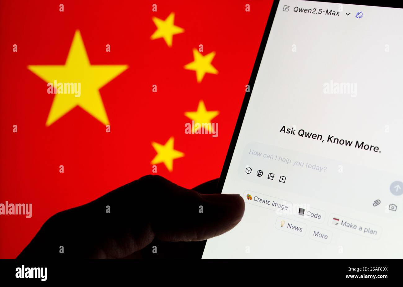 Interfaccia Qwen ai visualizzata sullo schermo dello smartphone e sfocata bandiera della Cina sullo sfondo. Nuovo modello di intelligenza artificiale di Alibaba. Stafford, Regno Unito, 29 gennaio, 2 Foto Stock