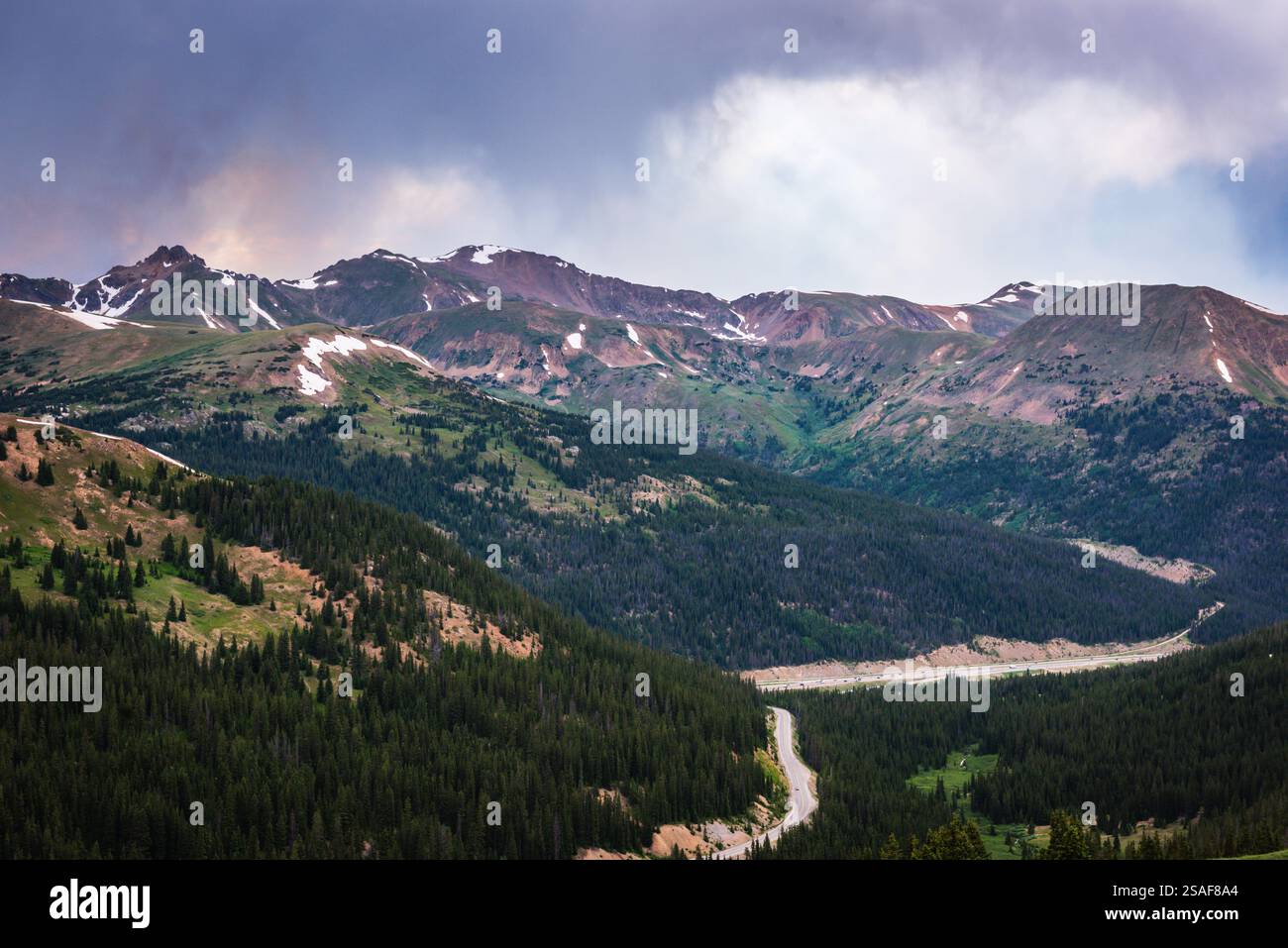 Autostrada 6 (US6) vista dal Loveland Pass, un passo di alta montagna in Colorado, nelle Montagne Rocciose degli Stati Uniti occidentali. Foto Stock