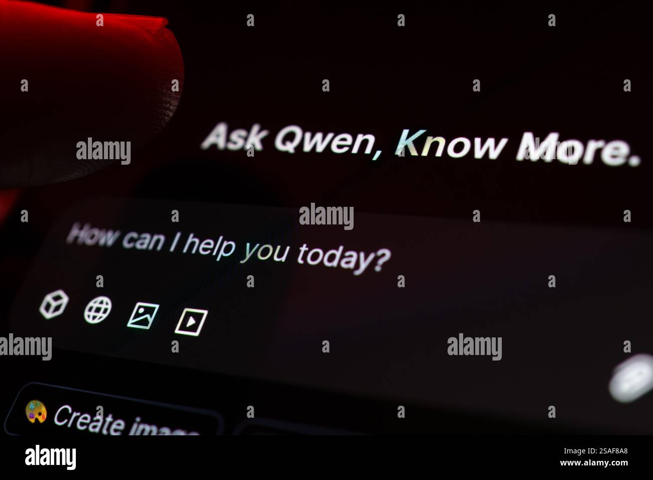 Interfaccia software Qwen 2,5 max IA dark visualizzata sullo schermo dello smartphone e con il dito rivolto verso di essa. Foto macro. Stafford, Regno Unito, 29 gennaio 2025 Foto Stock