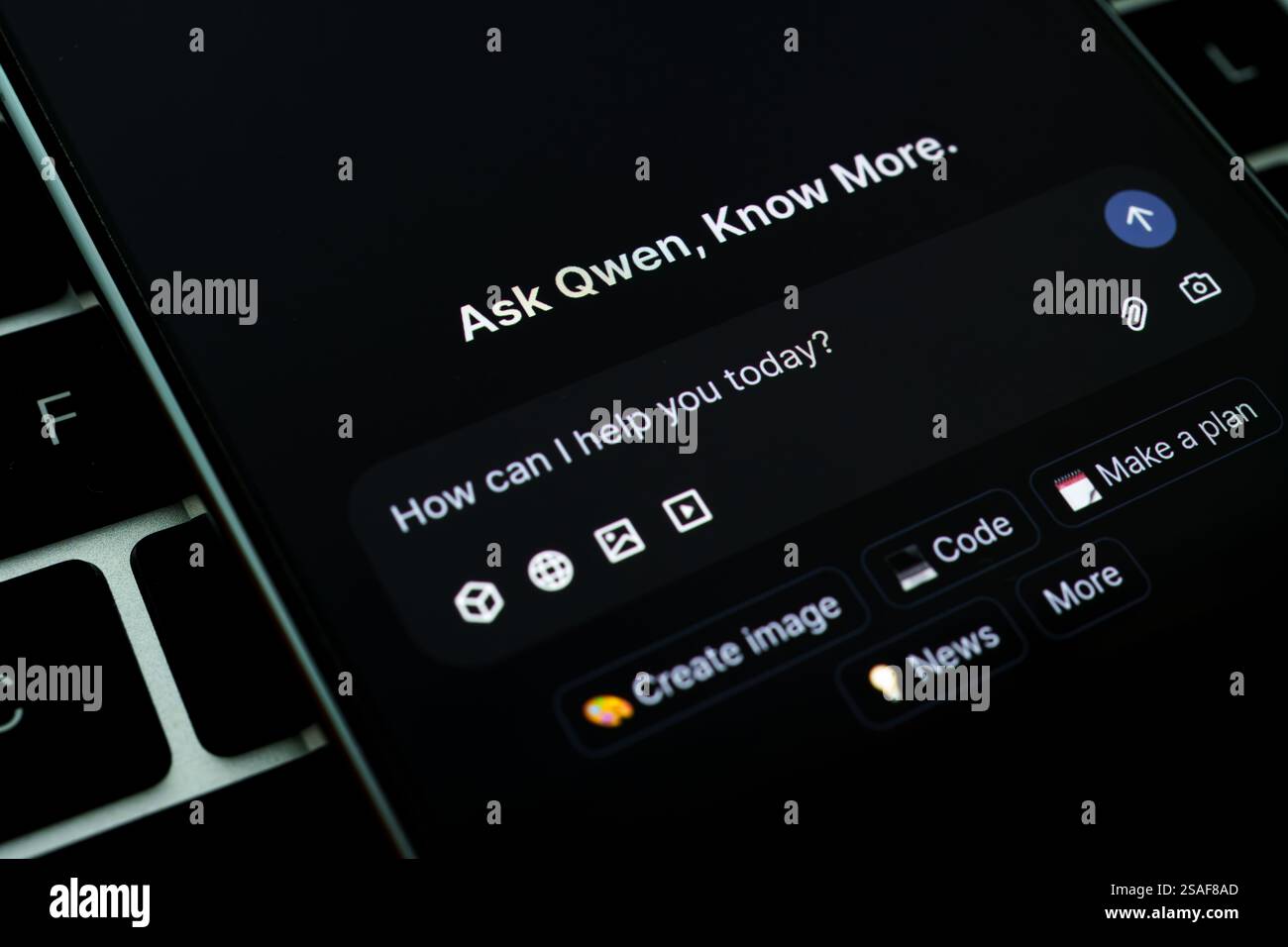Interfaccia IA massima Qwen 2,5 visualizzata sullo schermo dello smartphone posizionato sulla tastiera. Foto macro. Stafford, Regno Unito, 29 gennaio 2025 Foto Stock