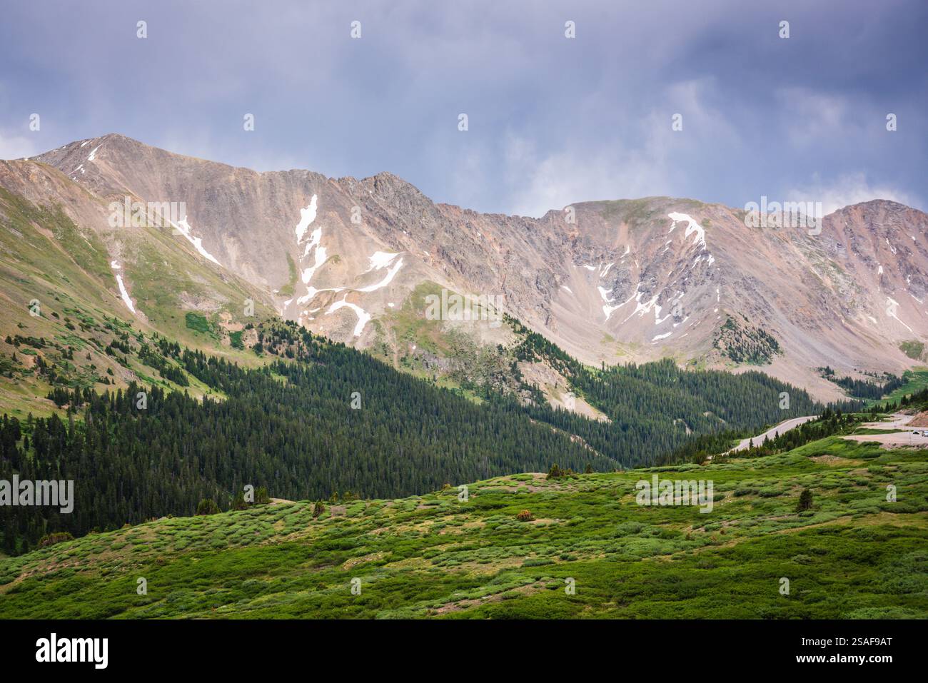 Il Loveland Pass è un alto passo montano nel Colorado centro-settentrionale, a un'altitudine di 11.990 metri sul livello del mare nelle Montagne Rocciose del West Foto Stock