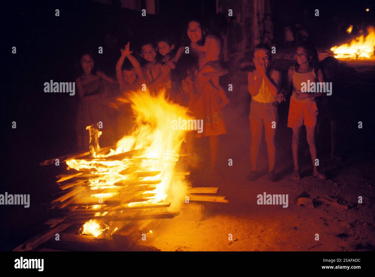 Fogueira de São João (falò di San Giovanni), celebrazione del giorno di San Giovanni (24 giugno) e del giorno di San Pietro e San Paolo (29 giugno), quartiere Guamá a Belém, Brasile. Foto Stock