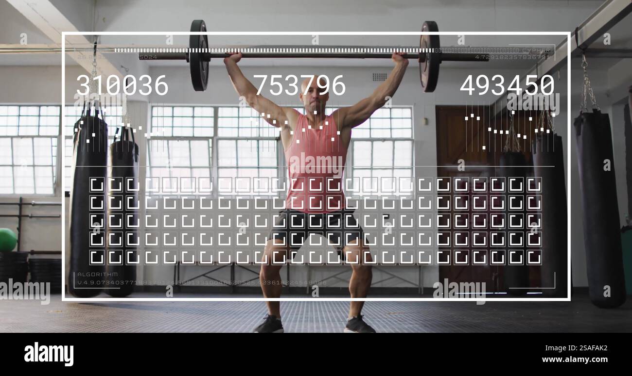Immagine dell'elaborazione dei dati su uomo caucasico che solleva il barbell in palestra Foto Stock