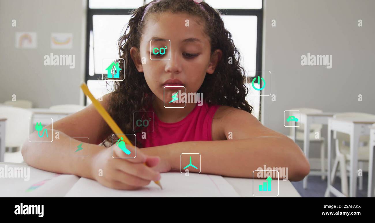 Immagine di icone ecologiche ed elaborazione dei dati su una studentessa birazziale a scuola Foto Stock