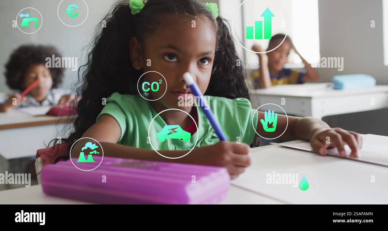Immagine di icone ecologiche ed elaborazione dei dati su una studentessa birazziale a scuola Foto Stock