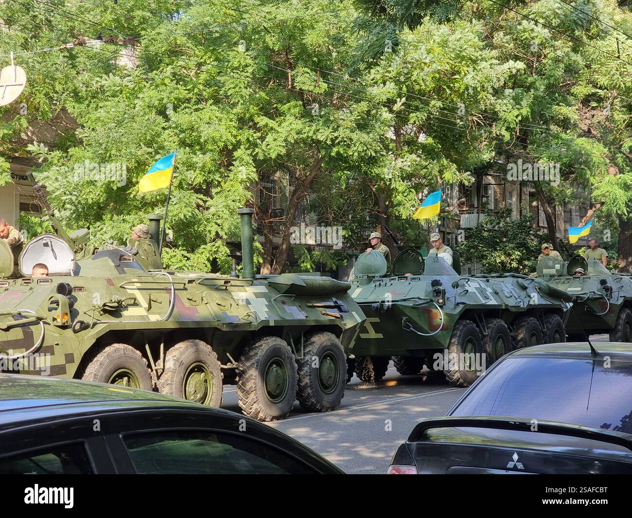 Veicoli blindati militari in una strada a Odesa / Odessa, Ucraina Foto Stock