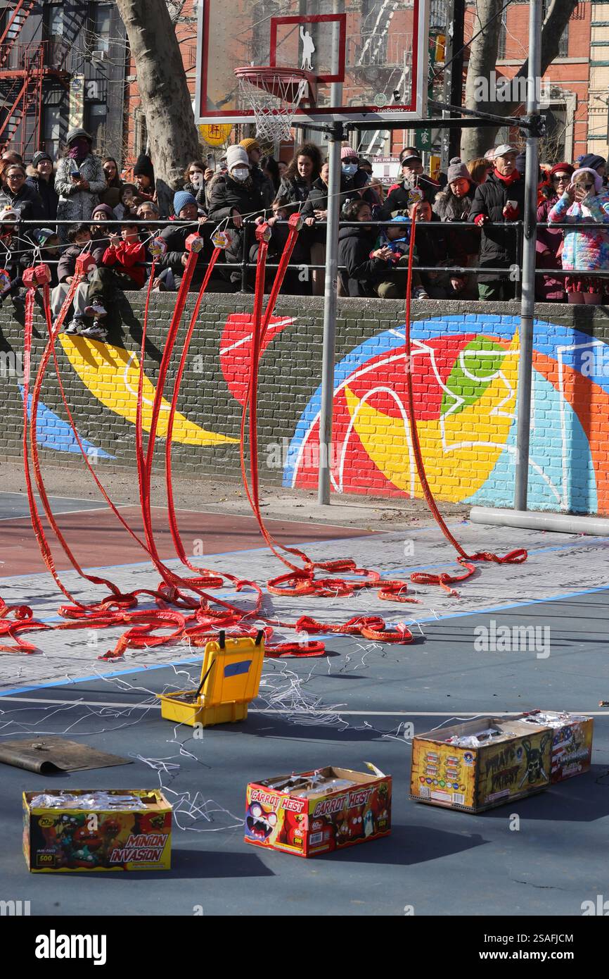 New York, Stati Uniti. 30 gennaio 2025. NEW YORK, NEW YORK - GENNAIO 29: Un drago colorato sfilata tra la folla mentre la gente celebra l'"anno del serpente" durante la 27a cerimonia di raduno di Capodanno al Sara D. Roosevelt Park nella Chinatown di Manhattan. L'evento, parte delle celebrazioni del capodanno lunare cinese, ha caratterizzato spettacoli tradizionali, violinisti e festeggiamenti culturali. (Foto: Giada Papini Rampelotto/EuropaNewswire/Sipa USA). Crediti: SIPA USA/Alamy Live News Foto Stock