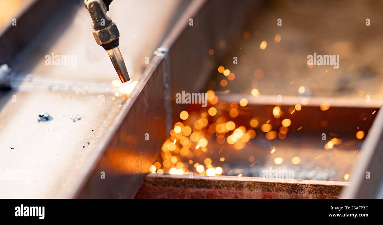 Manodopera qualificata e lavorazione artigianale nella fabbricazione dei metalli. Uso di torce per tagliare il metallo. Misure di sicurezza e dispositivi di protezione individuale per i metalli Foto Stock