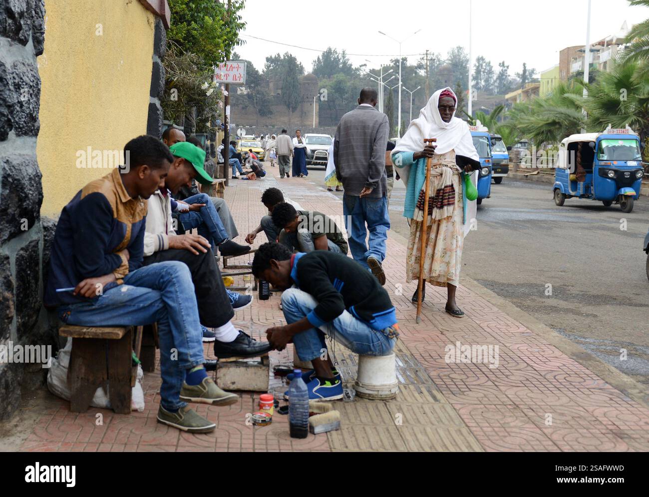 Shoeshiners in una strada centrale a Gondar, Etiopia. Foto Stock