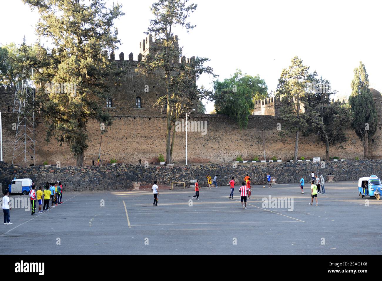 Uomini etiopi che giocano a calcio al Meskel Square di Gondar, Etiopia. Foto Stock