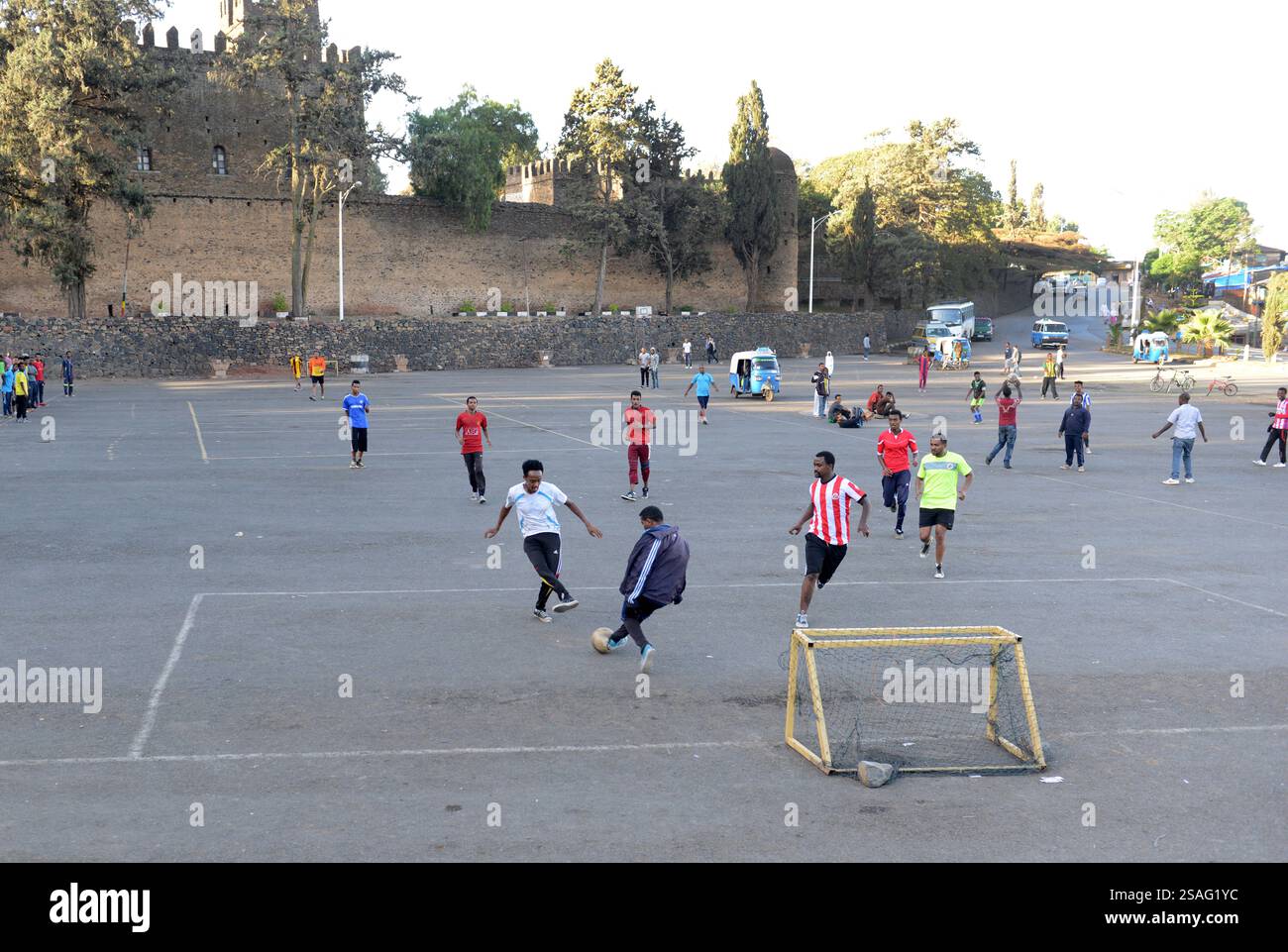 Uomini etiopi che giocano a calcio al Meskel Square di Gondar, Etiopia. Foto Stock