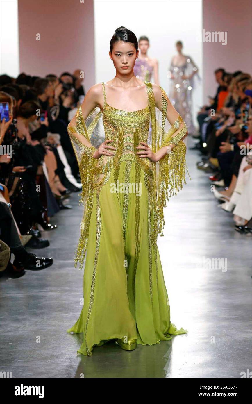 PARIGI, 30 gennaio 2025 (Xinhua) -- Un modello presenta una creazione di Elie Saab durante la Haute Couture Week Primavera/Estate 2025 a Parigi, Francia, 29 gennaio 2025. (MeetEurope/handout via Xinhua) Foto Stock
