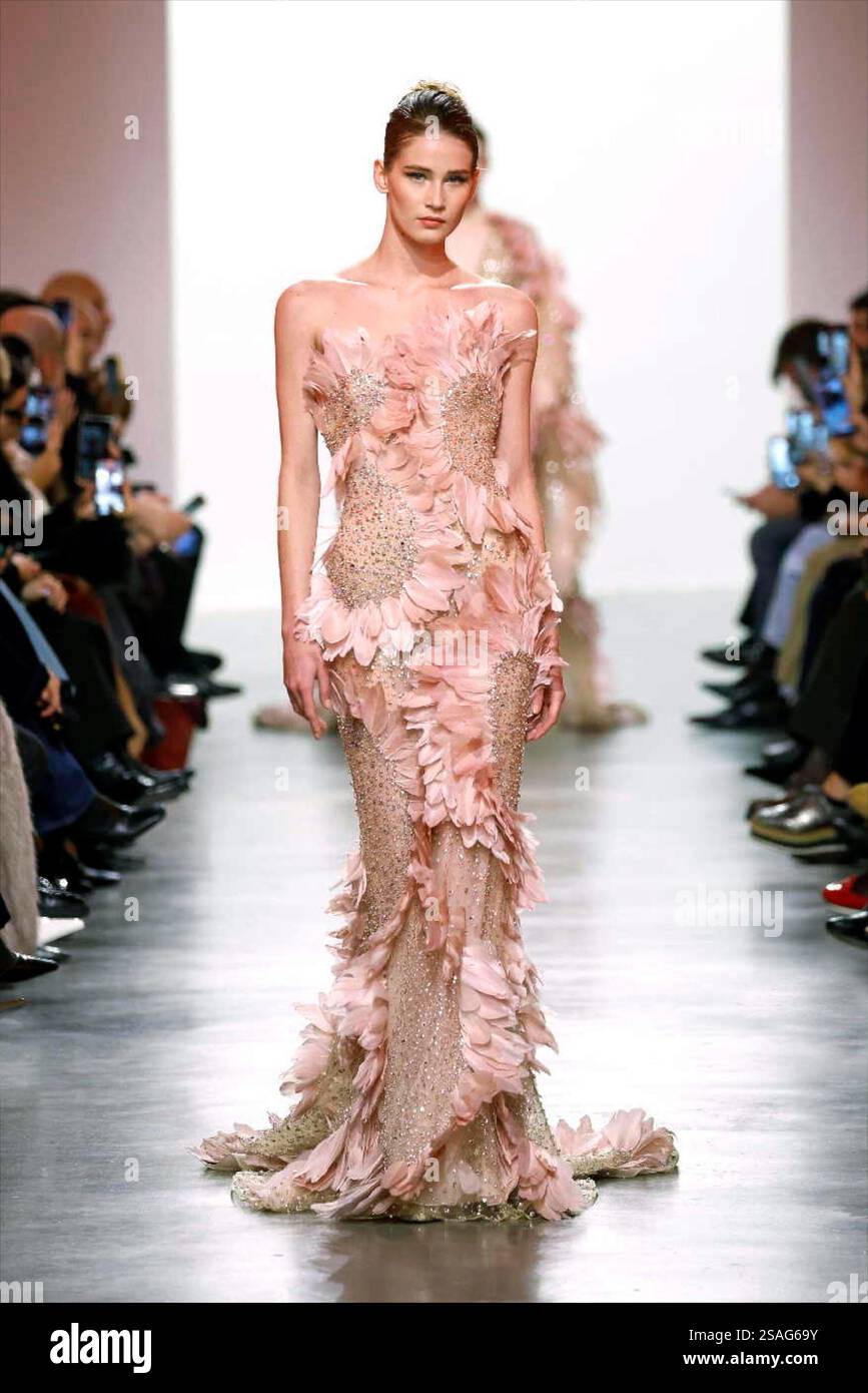 PARIGI, 30 gennaio 2025 (Xinhua) -- Un modello presenta una creazione di Elie Saab durante la Haute Couture Week Primavera/Estate 2025 a Parigi, Francia, 29 gennaio 2025. (MeetEurope/handout via Xinhua) Foto Stock
