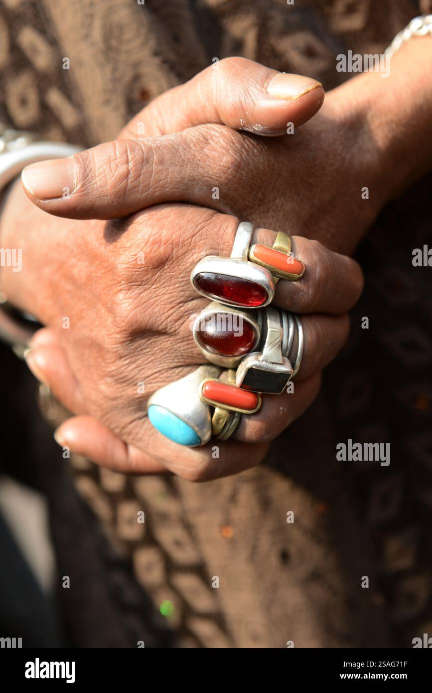 Un uomo decorato a mano con anelli con pietre semi-preziose. Foto Stock
