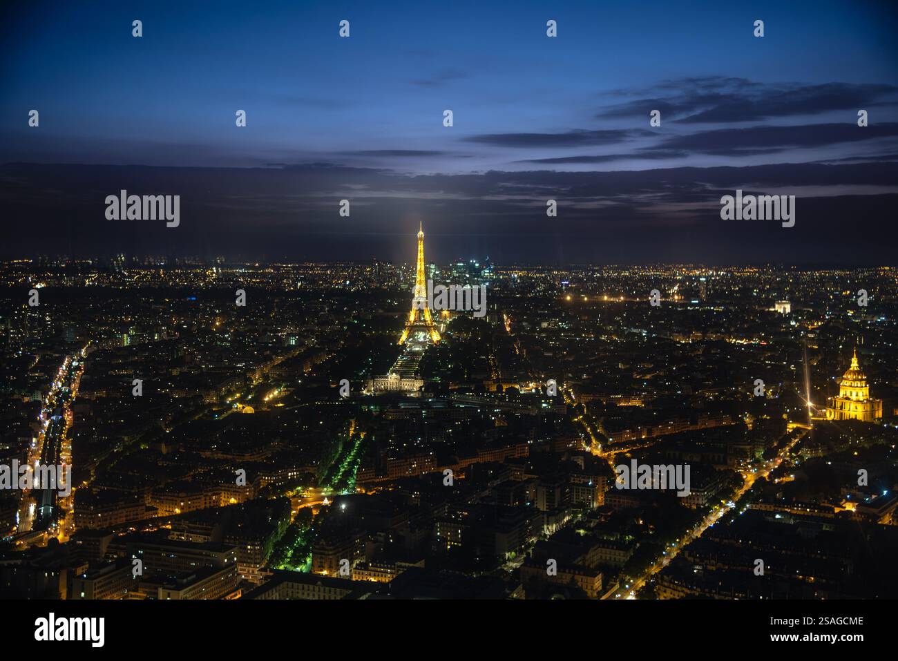 Vista notturna della Torre Eiffel e dello skyline parigino dalla Tour Montparnasse - Parigi, Francia Foto Stock