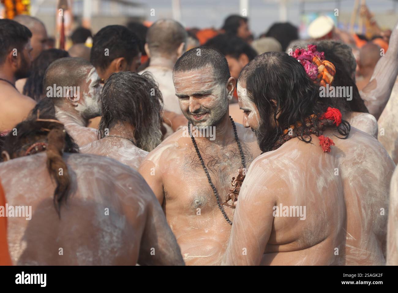 Gli Holymen (Sadhus) fanno un bagno sacro sulla riva del Sangam in occasione del Mauni Amawasya durante il Maha Kumbh Mela in corso a Prayagraj mercoledì. Foto Stock
