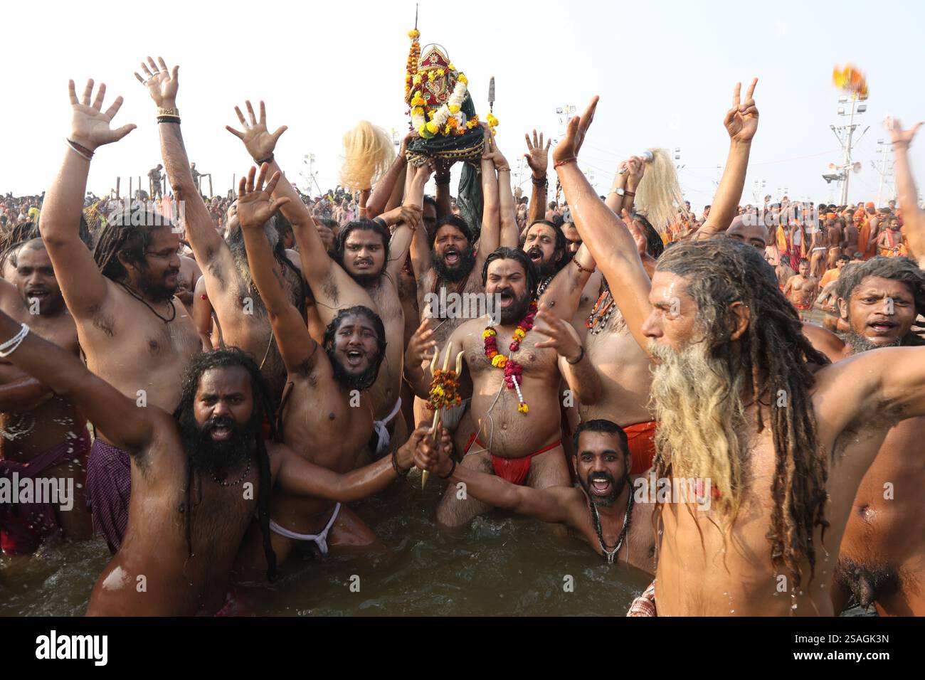 Gli Holymen (Sadhus) fanno un bagno sacro sulla riva del Sangam in occasione del Mauni Amawasya durante il Maha Kumbh Mela in corso a Prayagraj mercoledì. Foto Stock