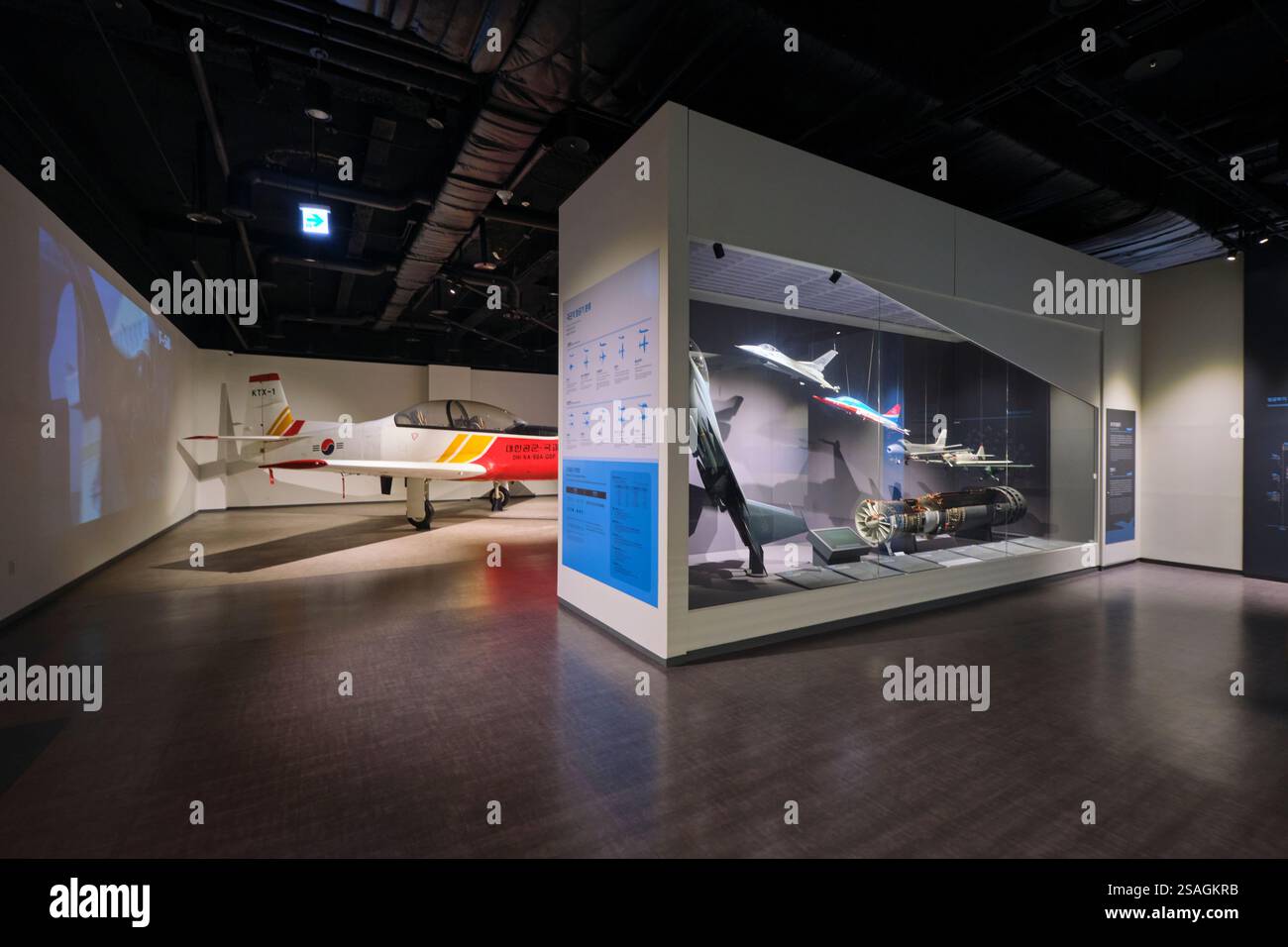 Modelli di recenti aerei militari da caccia a reazione in uso. Al War Memorial of Korea Museum di Seoul, Corea del Sud. Foto Stock