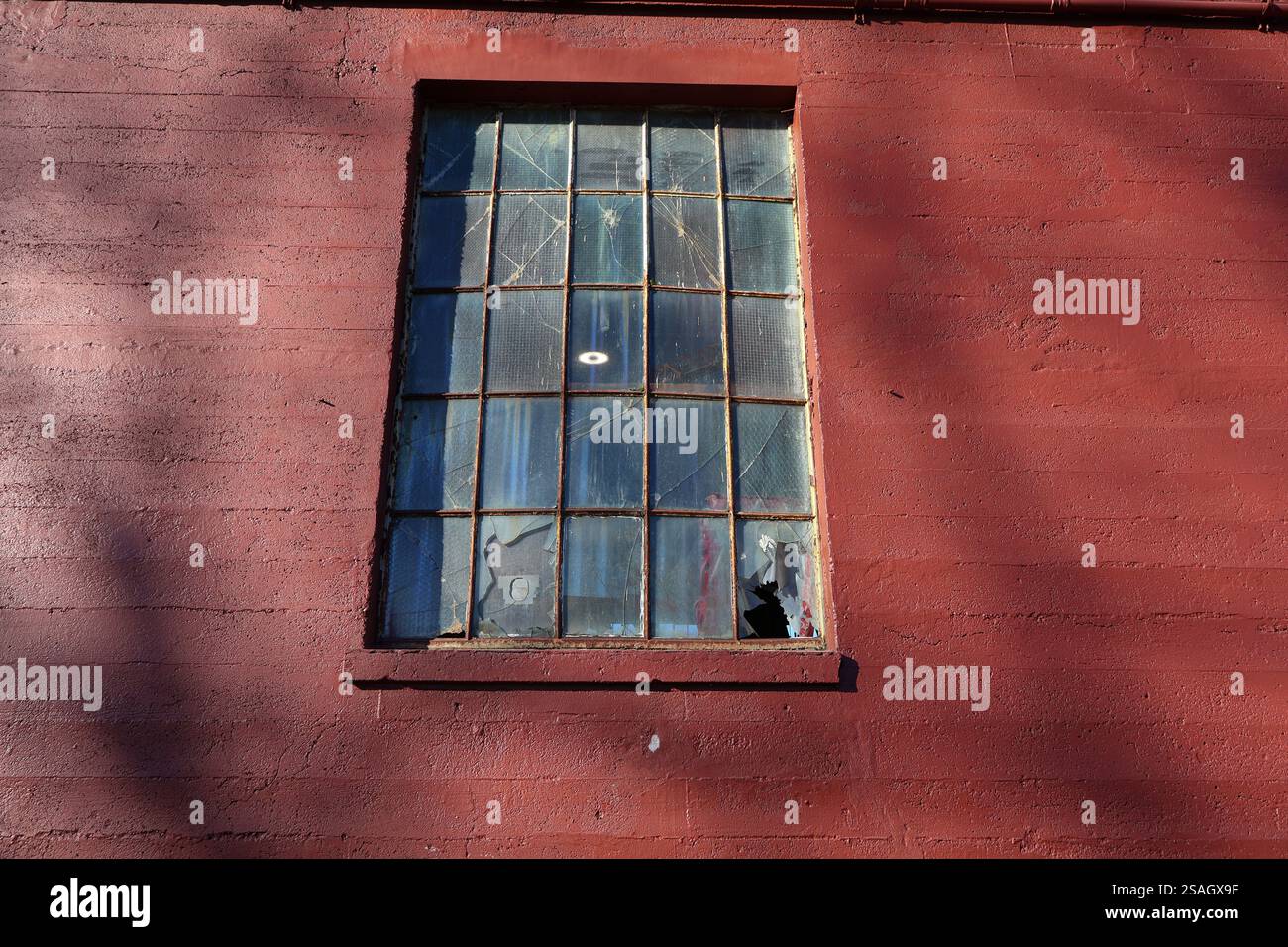 Vecchie finestre di magazzino, alcune rotte, sul Pacific National Exhibition Grounds a Vancouver, British Columbia. Foto Stock