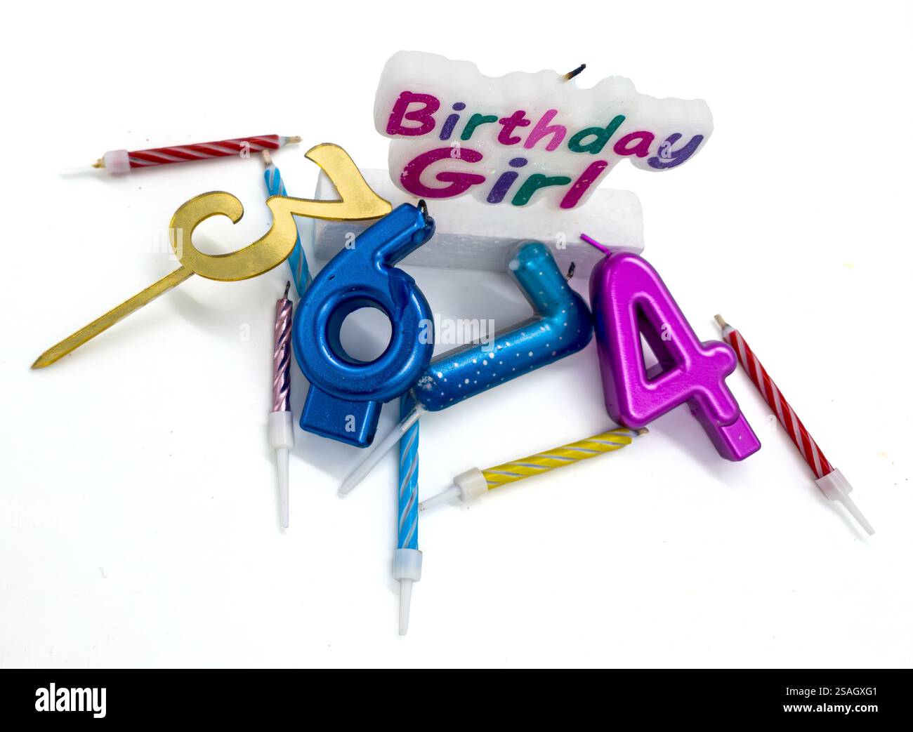 Candele per il compleanno. Al centro della composizione c'è una grande candela con l'iscrizione Birthday Girl Foto Stock
