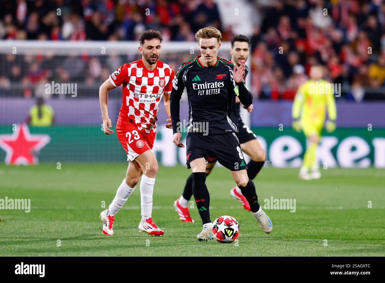 Martin Odegaard dell'Arsenal e Ivan Martin di Girona durante la partita di UEFA Champions League, di fase League tra Girona FC e Arsenal FC il 29 gennaio 2025 all'Estadi Montilivi di Girona, Spagna Foto Stock