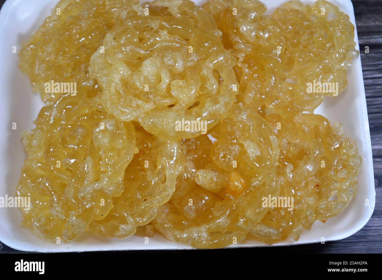 Meshabek egiziano, un dolce rotondo composto da un impasto croccante fritto immerso nel miele o nello sciroppo di zucchero. Il suo nome si traduce in (distorto), origine Foto Stock