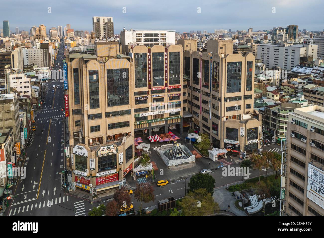 25 gennaio 2025: ASEAN Plaza, vicino alla stazione ferroviaria di Taichung, Taiwan, era originariamente il primo mercato pubblico e ora ospita un ampio e multiculturale Foto Stock