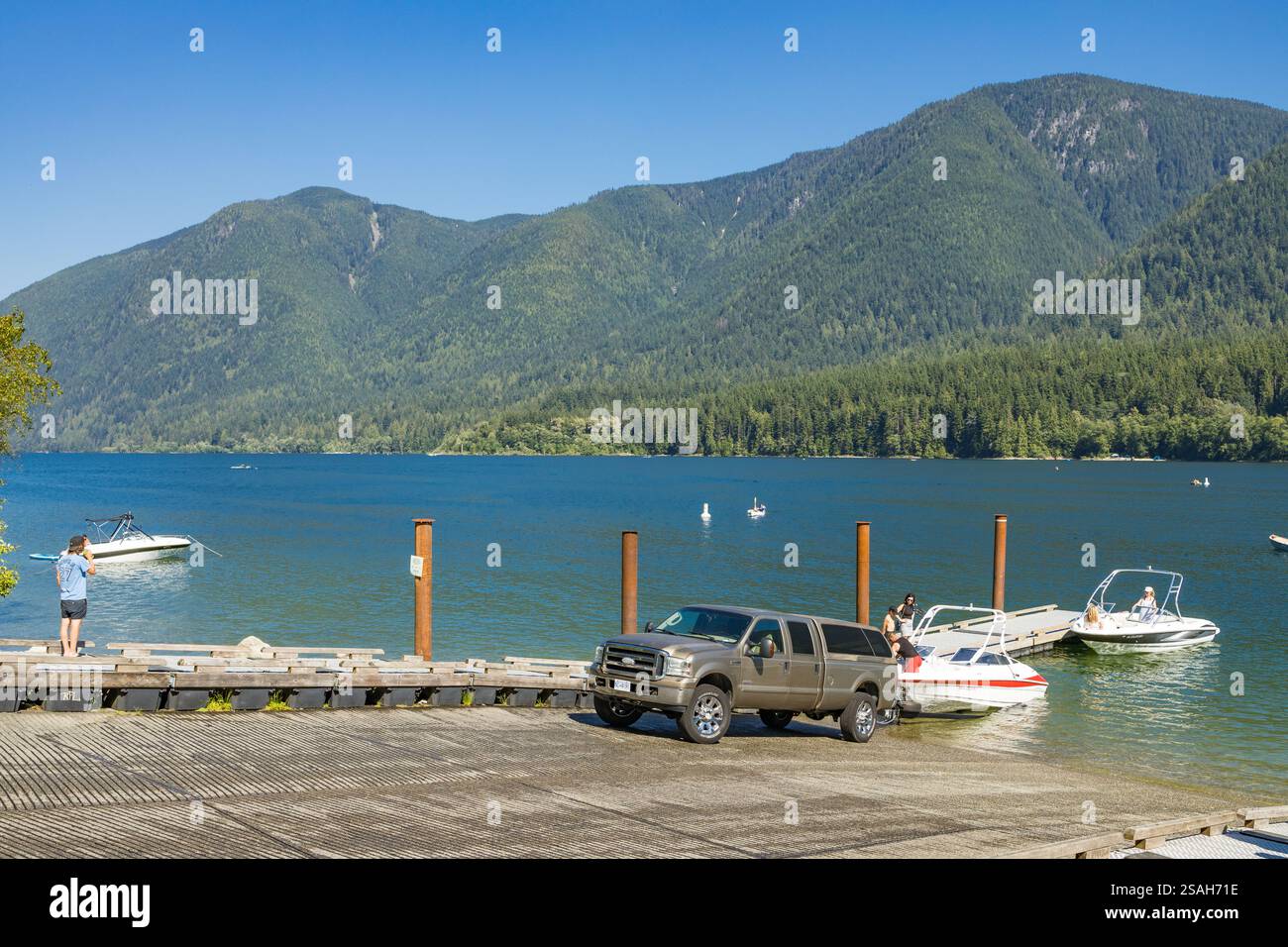 Columbia Britannica, Canada - 24 agosto 2022: Area di varo delle barche presso il lago Alouette con servizio di prelievo e trasporto in acqua, molo in legno e barche ormeggiate Foto Stock