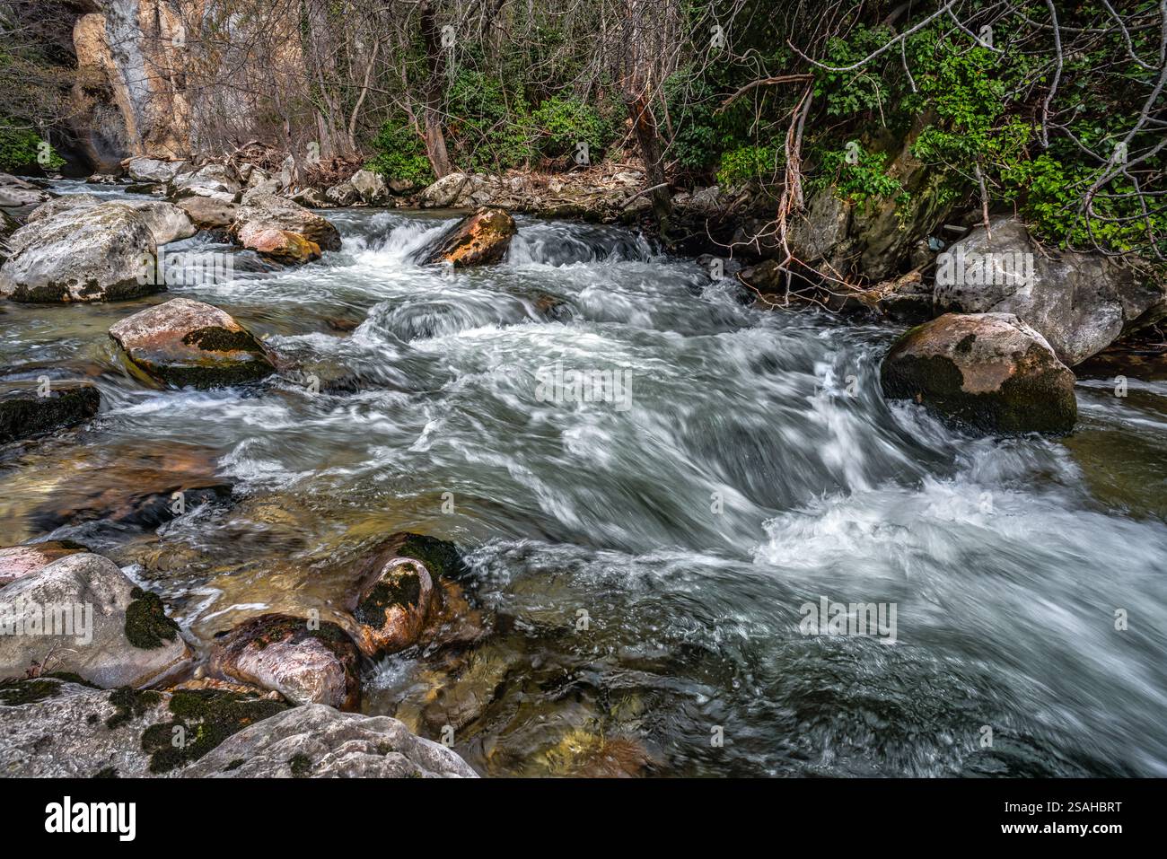 Le acque del fiume Aterno scorrono rapidamente nella stretta gola della Valle di San Venanzio. Raiano, l'Aquila, Abruzzo, Europa Foto Stock