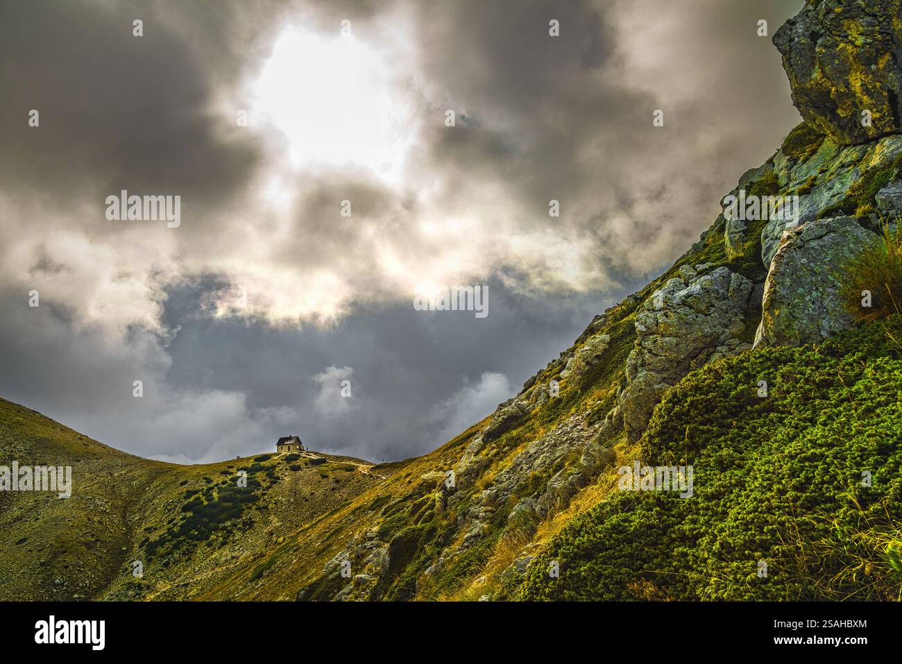 Il sole filtra attraverso le nuvole che illuminano il rifugio forca Resuni nel Parco Nazionale d'Abruzzo Lazio e Molise. Abruzzo, Italia, Europa Foto Stock