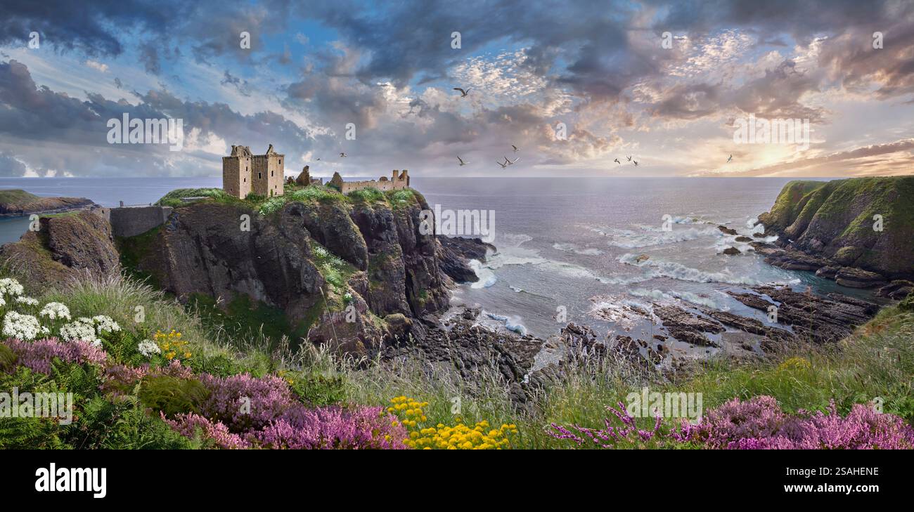 Le pittoresche rovine medievali del castello di Dunnottar sulla cima della scogliera si affacciano sul mare al tramonto, in Scozia. Foto Stock