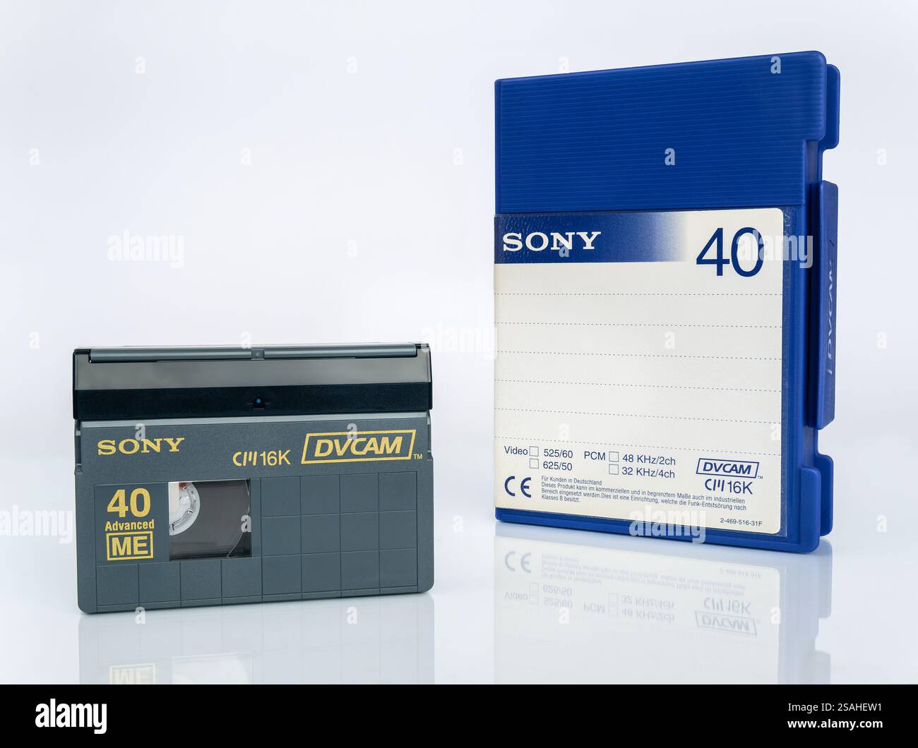 Videocassetta digitale DVCAM Sony PDVM-40ME Advanced 40 min con custodia isolata su sfondo bianco con riflesso Foto Stock