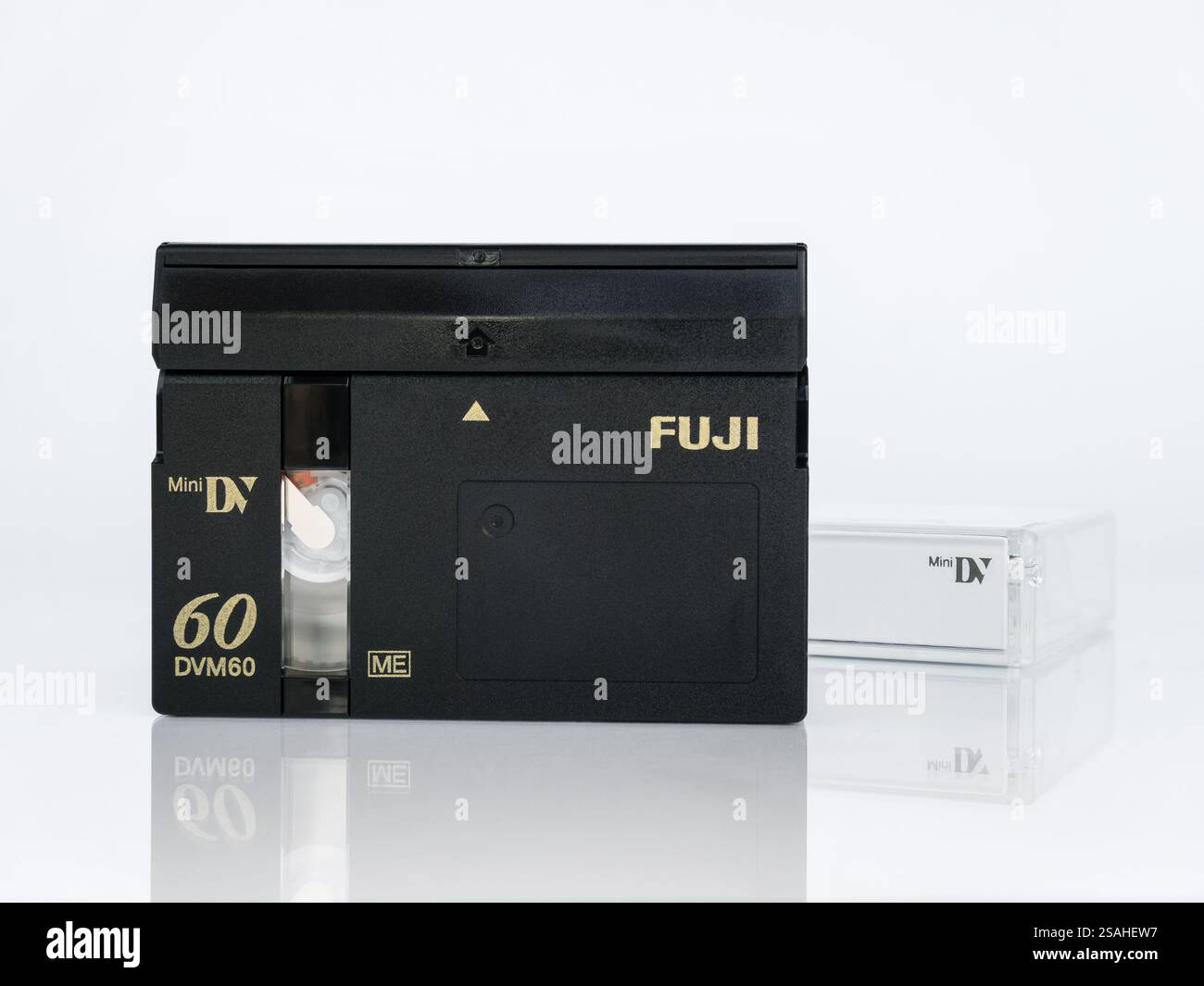 Videocassetta digitale Mini DV Fuji DVM60CME e DVCasstte isolata su sfondo bianco con riflesso Foto Stock