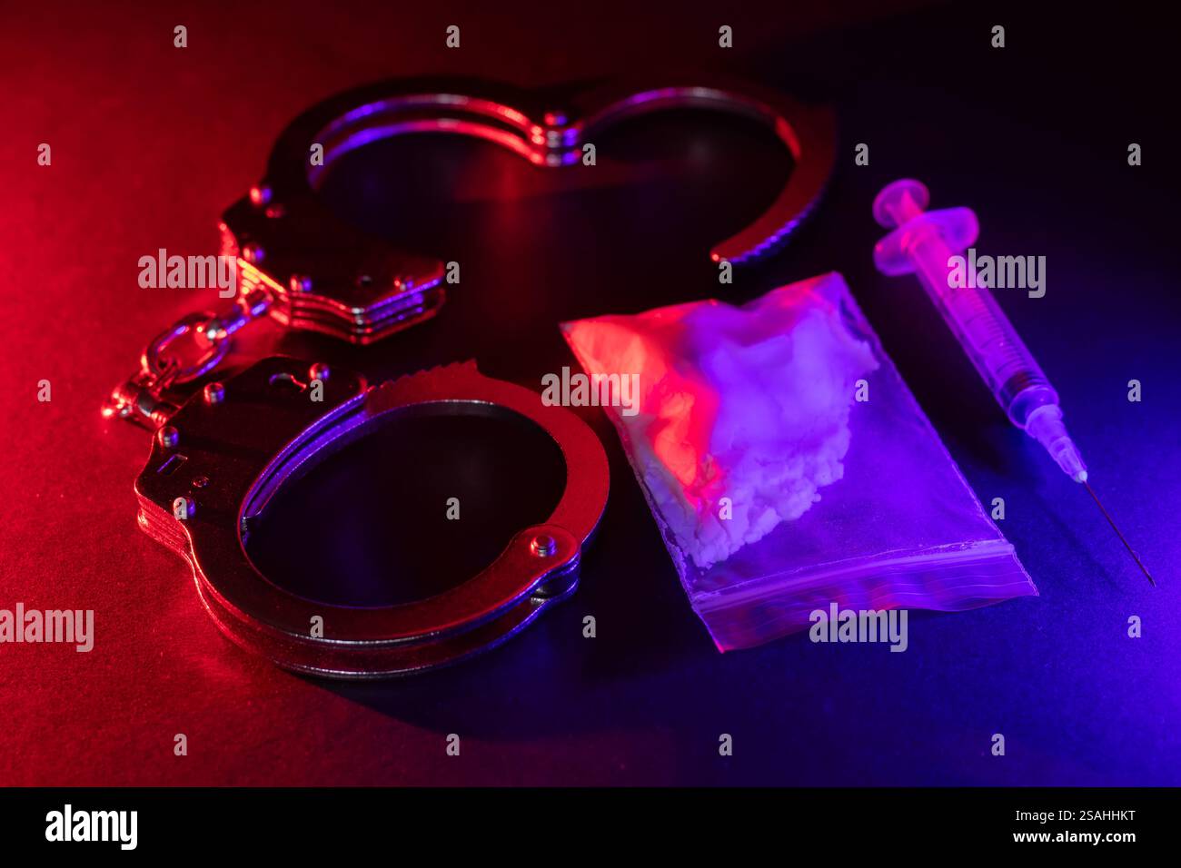 Traffico e traffico di droga, manette e sacchetti di cocaina su sfondo nero. Affari con sostanze illegali e arresti Foto Stock