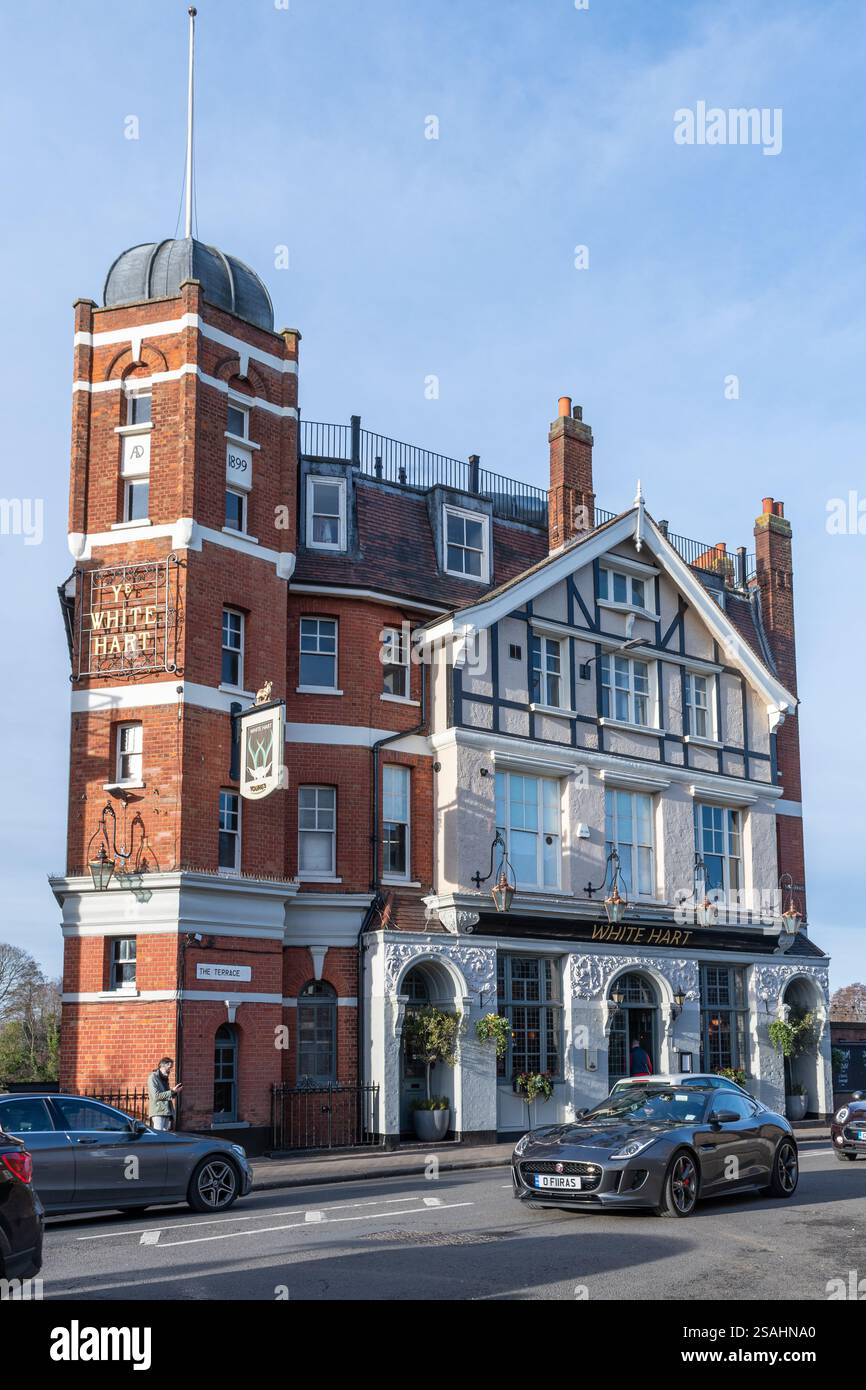 YE White Hart pub sulla terrazza accanto al fiume Tamigi, Barnes, London Borough of Richmond-upon-Thames, Inghilterra, Regno Unito Foto Stock