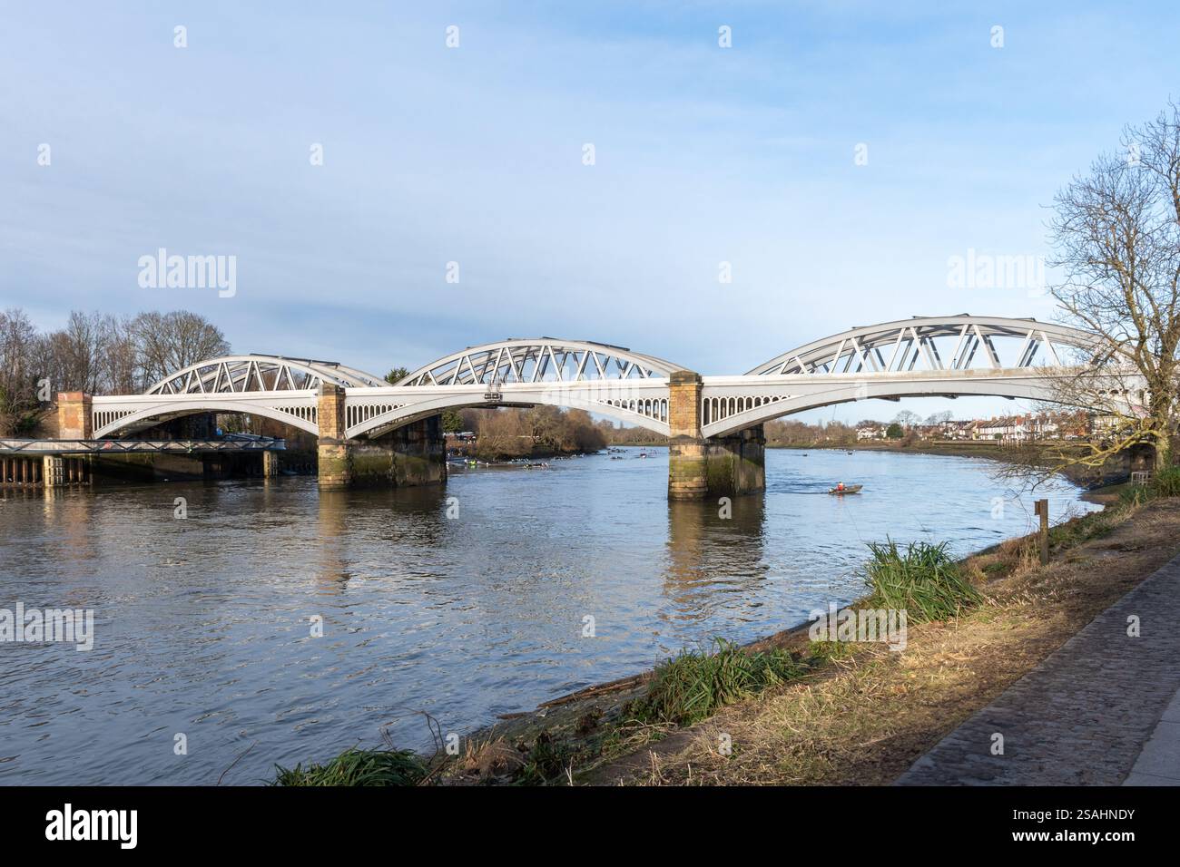 Vista del Barnes Bridge (Barnes Railway Bridge) sul Tamigi, London Borough of Richmond-upon-Thames, Inghilterra, Regno Unito Foto Stock