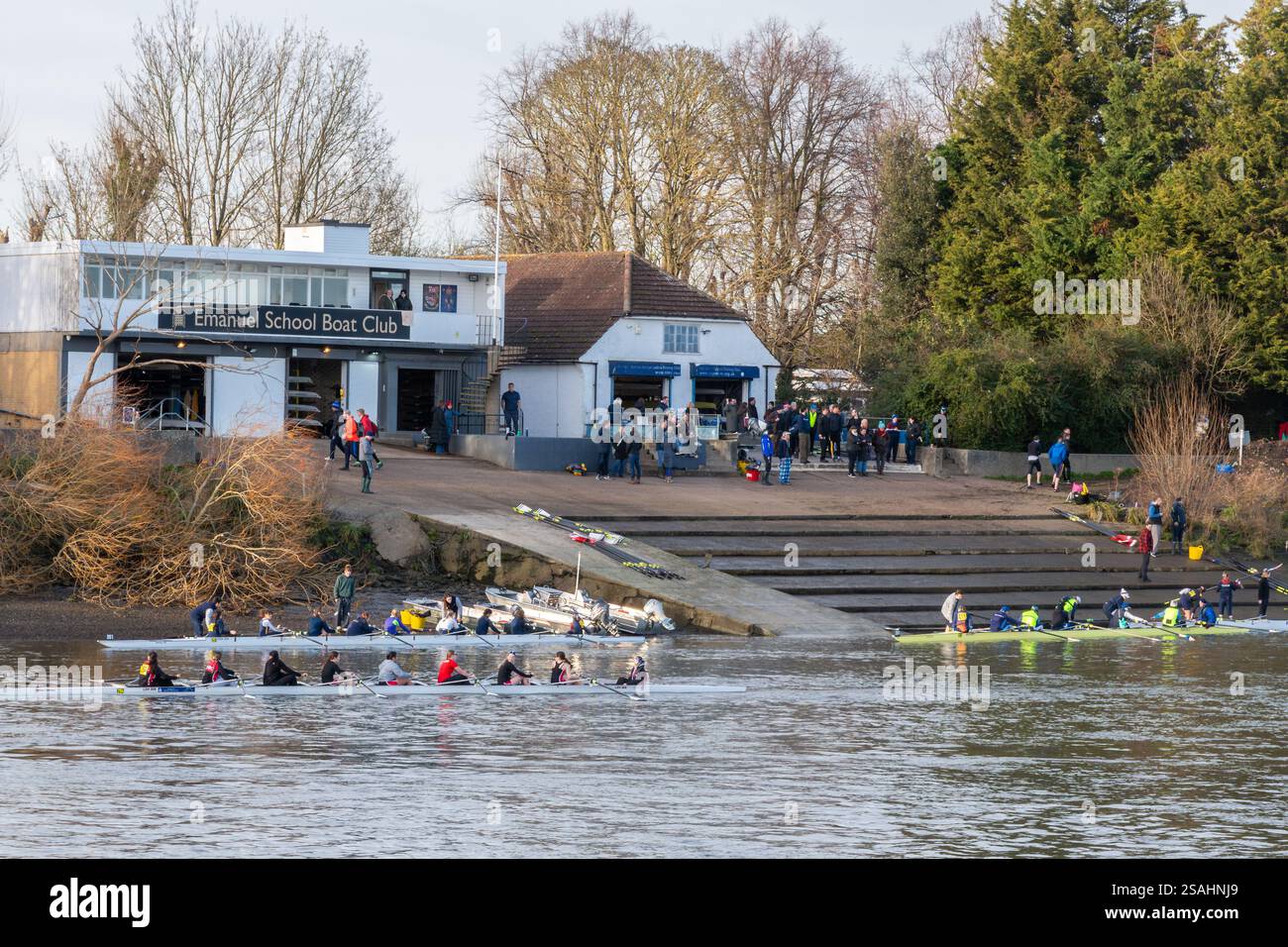 Barche a remi e rematori durante una giornata di allenamento fuori dall'Emanuel School Boat Club e Civil Service Boathouse, Chiswick, Londra, Inghilterra Regno Unito Foto Stock