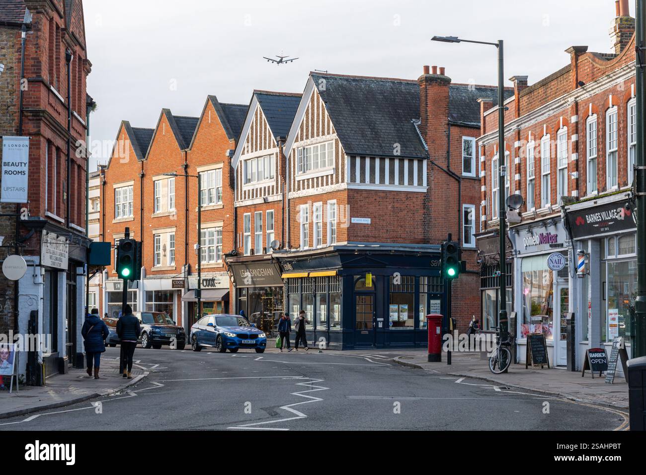 Vista di Barnes High Street con negozi, London Borough of Richmond-upon-Thames, Inghilterra, Regno Unito Foto Stock