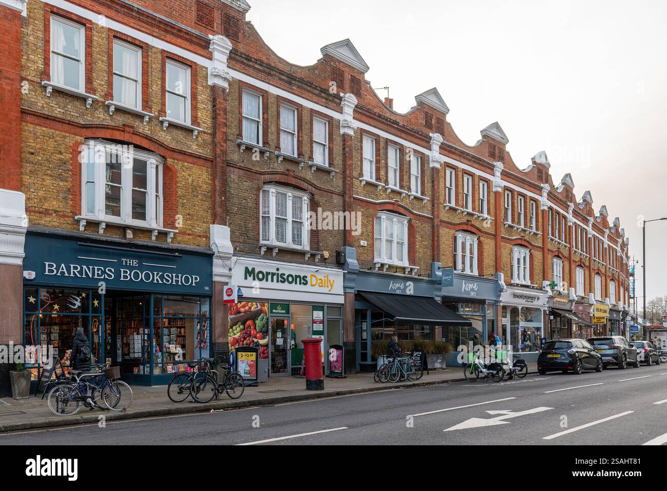 Barnes, London borough di Richmond-upon-Thames, Inghilterra, Regno Unito. Vista sulla strada lungo Church Road con gente e negozi Foto Stock