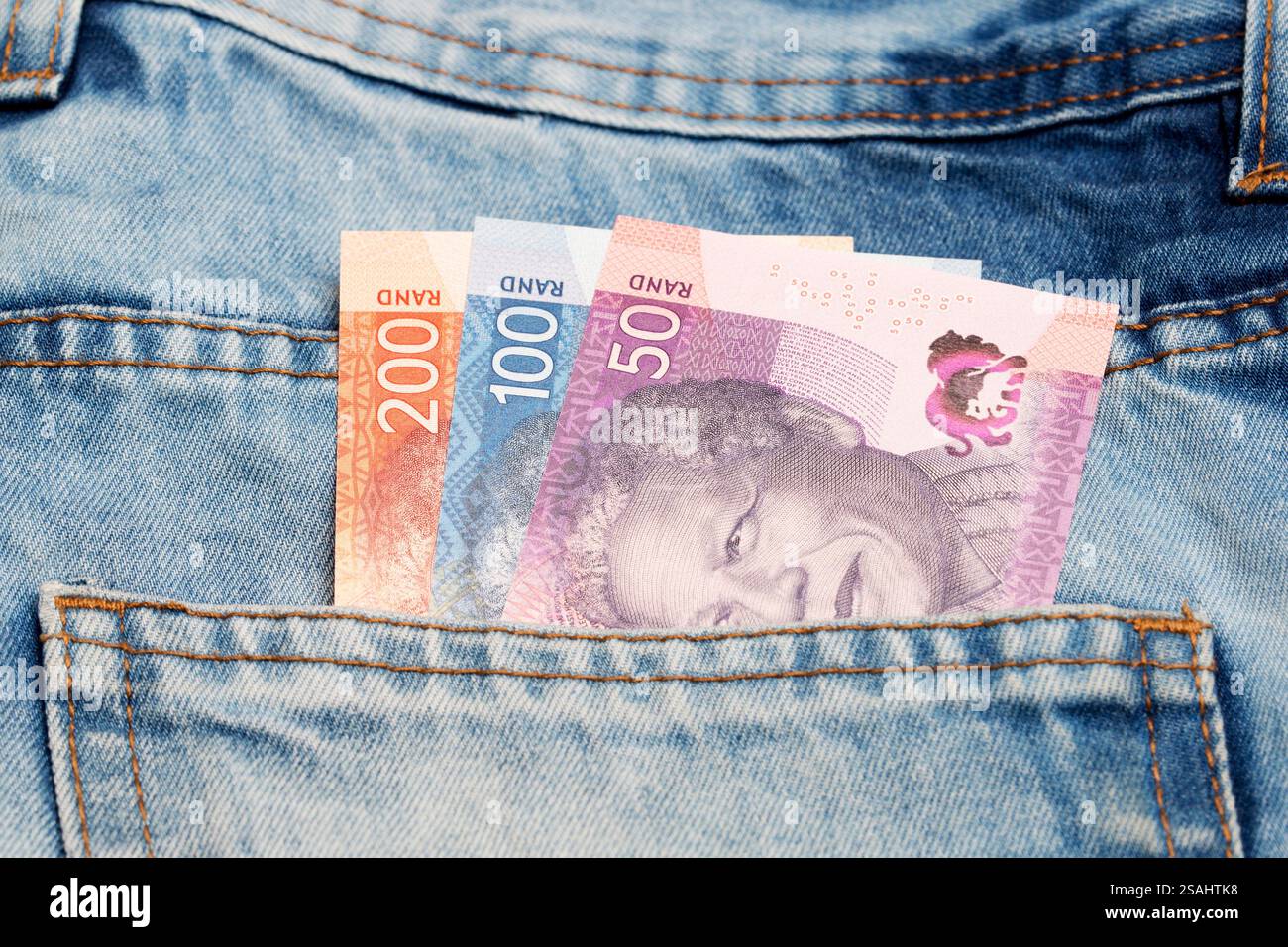 Soldi sudafricani - Rand nella tasca dei jeans blu Foto Stock
