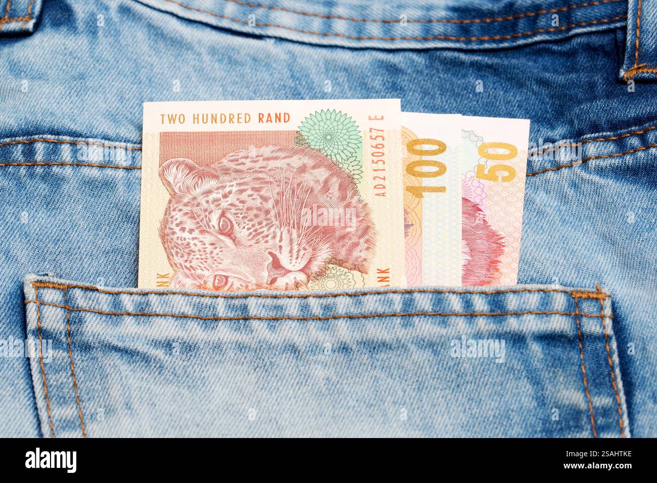 Vecchio denaro sudafricano - Rand nella tasca dei jeans blu Foto Stock