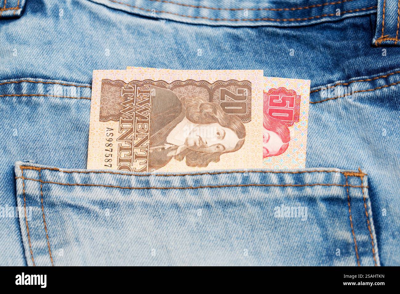 Vecchio denaro sudafricano - Rand nella tasca dei jeans blu Foto Stock