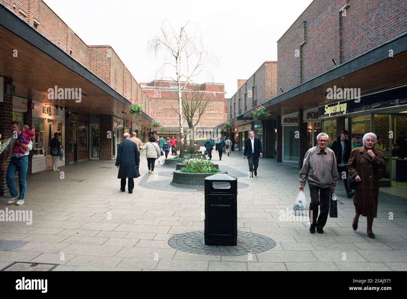 Centro commerciale Old George Mall a Salisbury, Wiltshire. 1993 Foto Stock