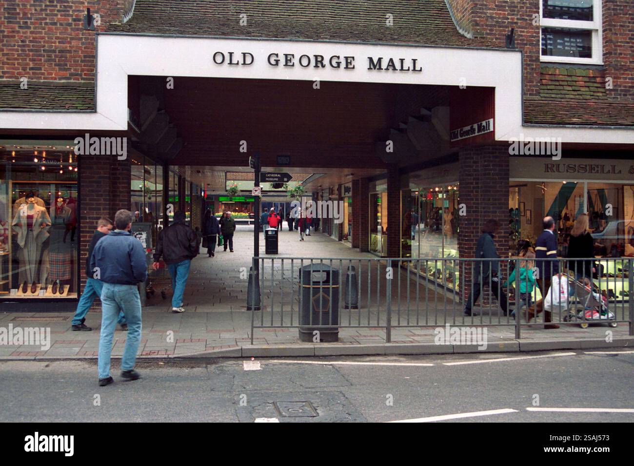 Centro commerciale Old George Mall a Salisbury, Wiltshire. 1993 Foto Stock